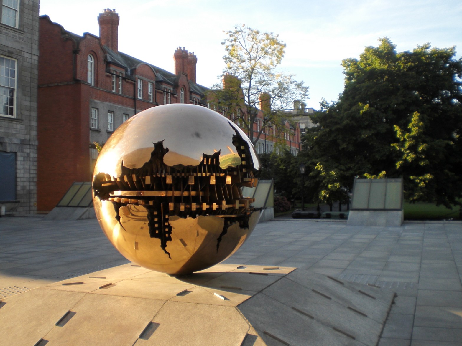 Escultura Pomodoro frente a la biblioteca Berkeley