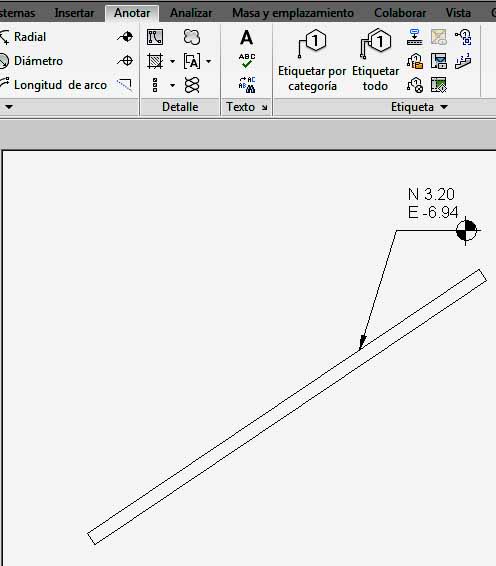 Muro inclinado con cota de coordenadas de punto sin rotar
